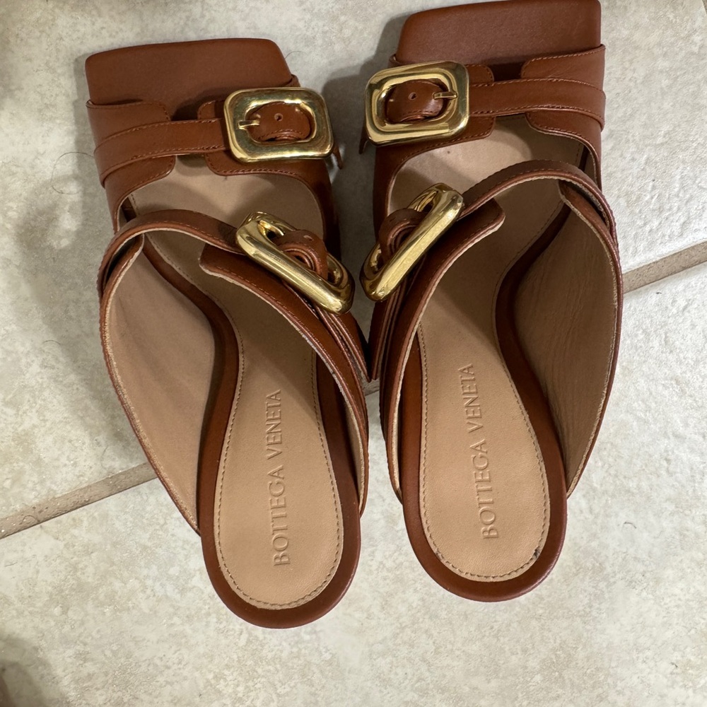 BOTTEGA VENETA
‘STRETCH’ HEELED MULES size 35

$1,400.00